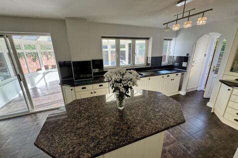 KITCHEN/FAMILY ROOM