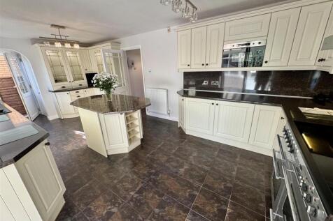 KITCHEN/FAMILY ROOM