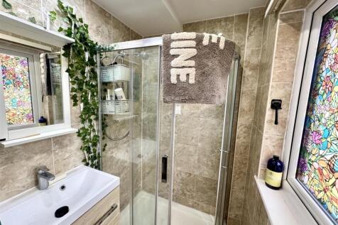 EN-SUITE SHOWER ROOM