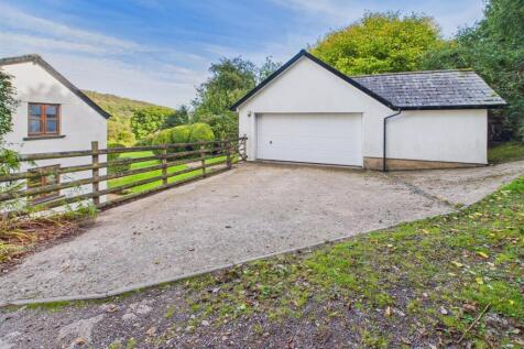 DETACHED DOUBLE GARAGE