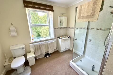 EN-SUITE SHOWER ROOM