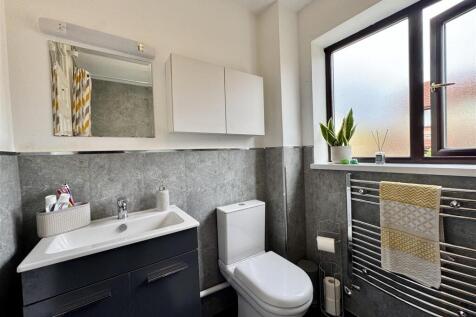 FAMILY  BATHROOM