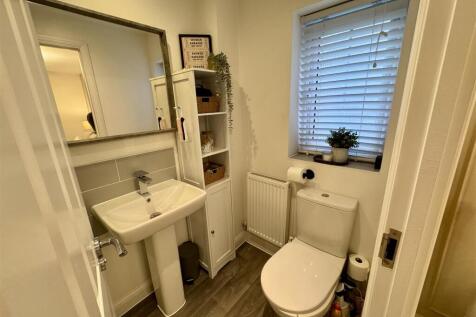 EN-SUITE SHOWER ROOM