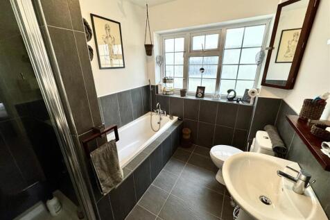 EN-SUITE BATHROOM