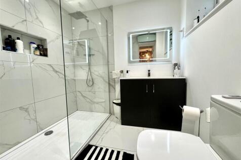 EN-SUITE SHOWER ROOM