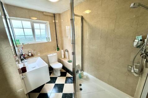 FAMILY SHOWER ROOM