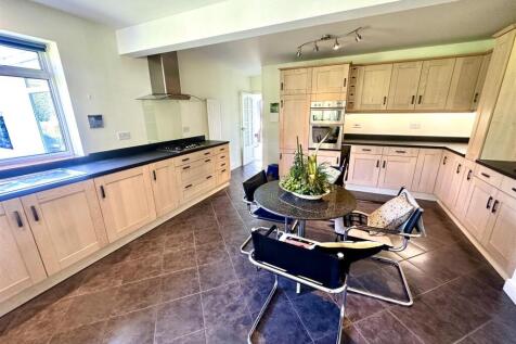 KITCHEN/BREAKFAST ROOM