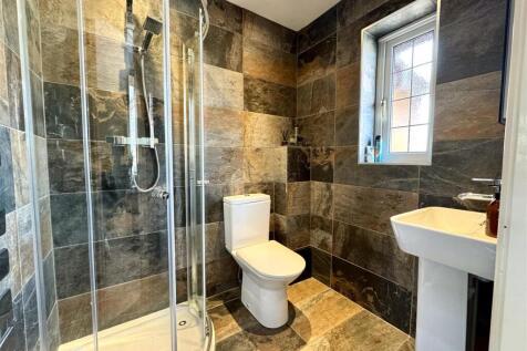 EN-SUITE SHOWER ROOM