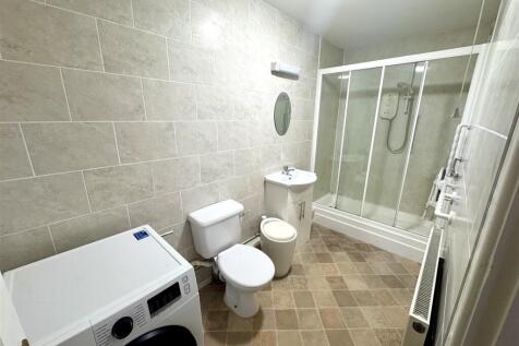 EN-SUITE SHOWER ROOM