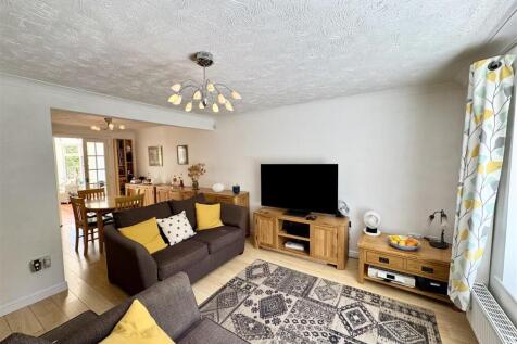 LIVING/DINING ROOM