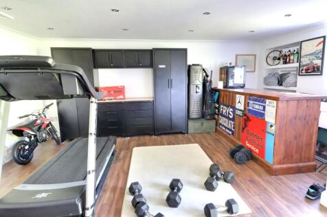 BAR/GYM