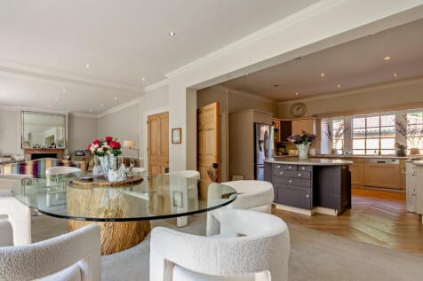 Kitchen/Dining Area