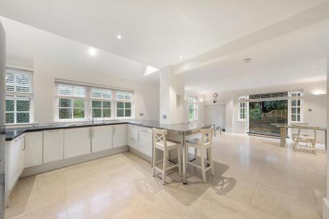 A charming, refurbished home with private garden. A well presented, refurbished family house in Hampstead Garden Suburb, within walking distance to the green spaces of Hampstead Heath and within proxi