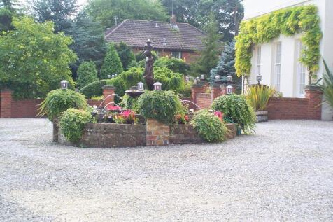 Fountain to the front