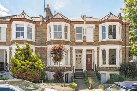 A bright and spacious top floor flat located on sought after Telegraph Hill. The property has recently been redecorated throughout and comprises entrance hall, lounge, fitted kitchen, two double bedro
