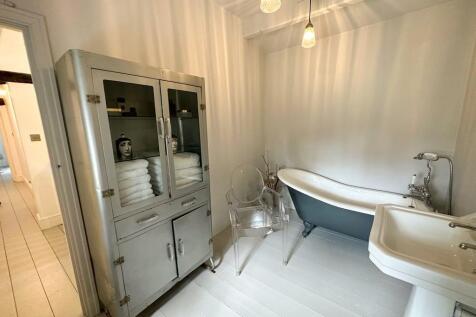 LUXURY HOUSE BATHROOM