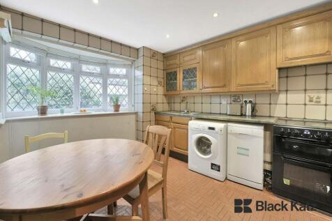 Arranged over two floors this charming bright and airy period house is located a short walk from Bermondsey Tube Station (Jubilee line). Arranged over two floors and offering very well proportioned ro