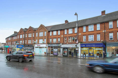 Hamways are delighted to offer this large first floor one bedroom flat with its own entrance at first floor level.