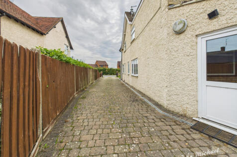 CAM03852G0-PR0437-STILL020