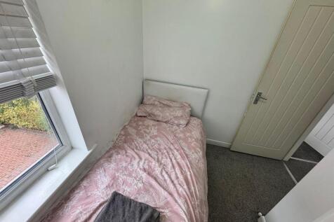 SMALL BEDROOM (FRONT & FIRST FLOOR)