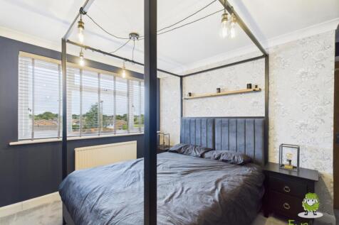 EweMove Basingstoke Avon Road Bedroom One