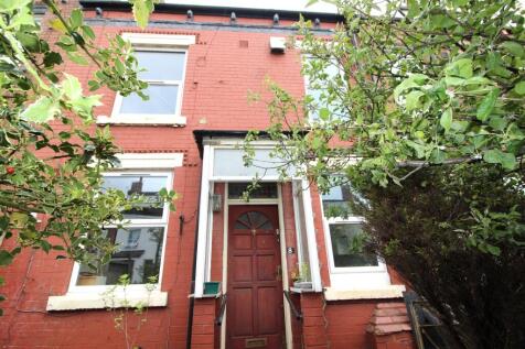 This two bedroom traditional terraced house is situated within Harthill, providing excellent access to the network of commuter roads to Leeds City Centre, Harrogate and York. Having gas central heatin