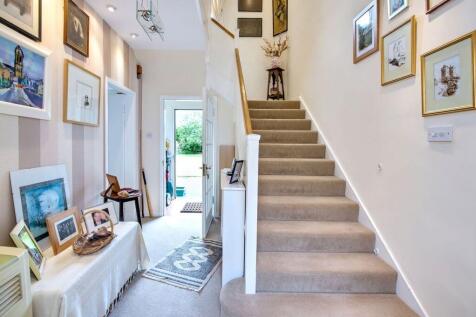 4 bed, 3 bath Detached in Leeds - Photo 8