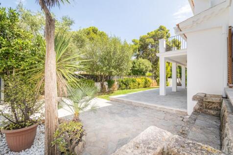 Modern luxury home with pool in a prime location in Puerto Pollensa