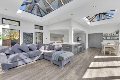 Open-plan kitchen/dining/family area