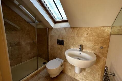 Top bedroom en-suite.JPEG