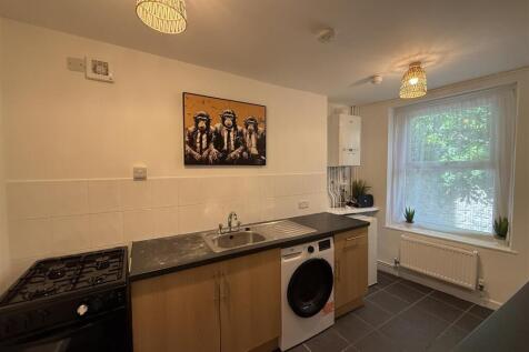 5 Bedroom House in LL57 2AE