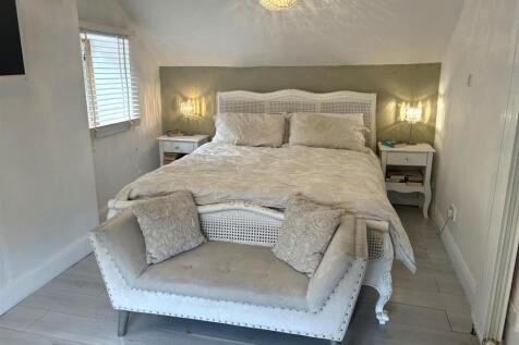 Master bedroom 1.jpg