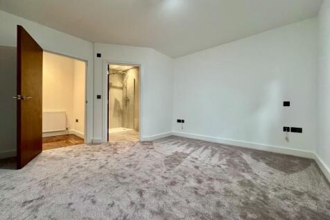 L-master bedroom