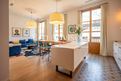Excellent-renovated-modernist-apartment-with-te...