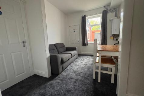 ** Zero Deposit Guarantee Available **
HOUSE SHARE, ALL BILLS INCLUDED. Available for immediate move to this recently refurbished house share in the prime location of L19. This property is within walk