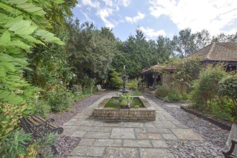 Garden adjacent to garage-annexe