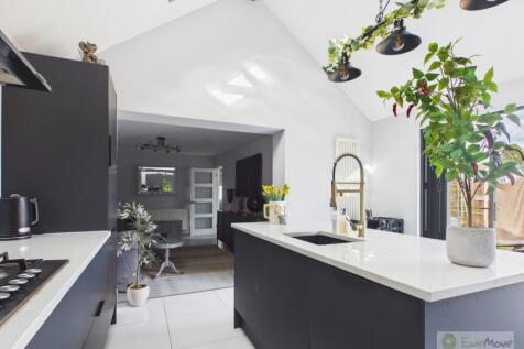 EweMove Mildenhall Lee Devenish Kitchen 2