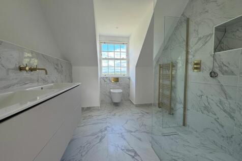 En Suite to Bedroom 1