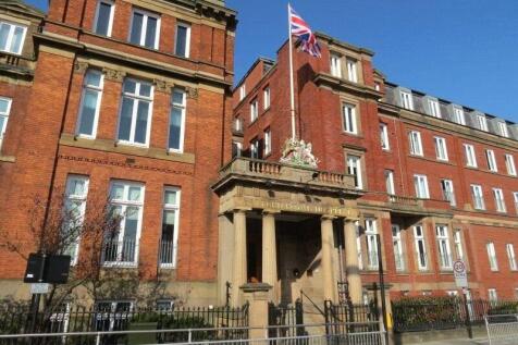 AVAILABLE AUGUST. Modern and stylishly furnished apartment located in a sought-after area. This property boasts a range of desirable features including access to beautiful communal gardens, perfect fo