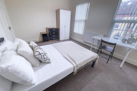 £110.00 pppw - AVAILABLE FOR THE 26/27 ACADEMIC YEAR - FOUR GOOD SIZE BEDROOMS - KENSINGTON LOCATION