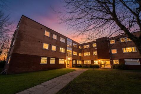 Renovated ground floor 2-bed flat near Salford Royal, MediaCity, and Swinton. Modern kitchen, bath and shower, parking, communal garden, deposit-free option. Ideal for professionals or couples.