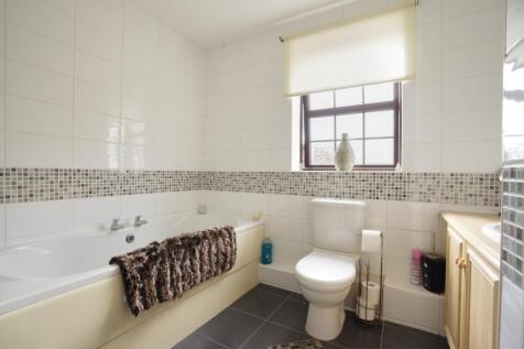 EweMove Estate Agents Scunthorpe - Family Bathroom