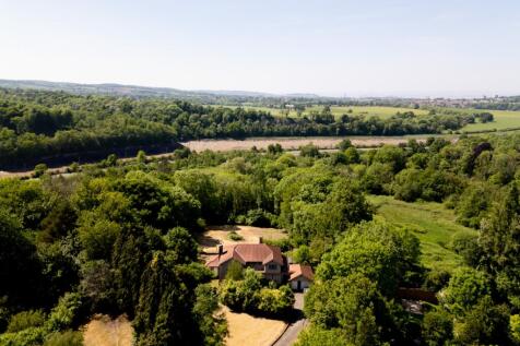 4 bed, 2 bath Detached in Bristol - Photo 1
