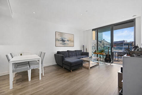 Contemporary apartment in Meranti House with two balconies, concierge, spa, gym and private gardens, minutes from Aldgate East station