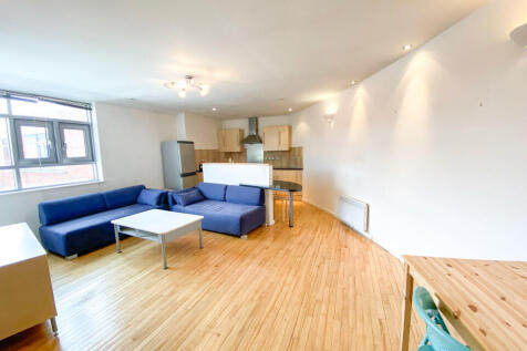 Spacious 2 DOUBLE BEDROOM APARTMENT with PARKING. ** Available Now!