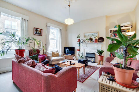 A Spacious 3 double bedroom maisonette in a convenient location. Fully equipped eat in kitchen, including dishwasher. Separate reception, laundry room and modern bathroom. Ideal for sharers, 7 mins fr
