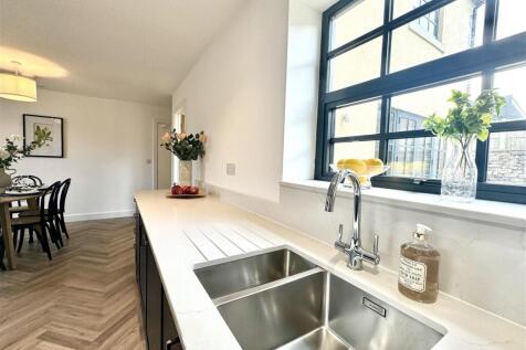 OPEN PLAN KITCHEN/DINING/FAMILY ROOM