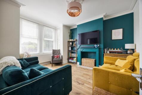 Selwyn Avenue, E4