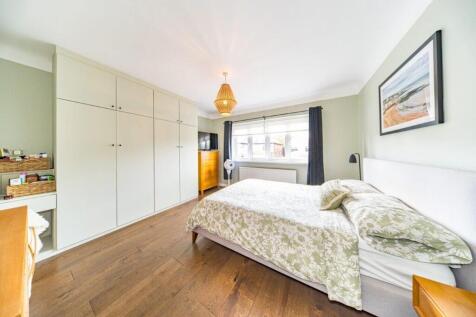 31 The Meadows bedroom 1.jpg