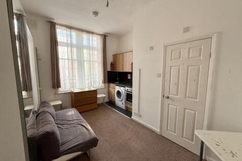 Studio Flat next to Deptford Bridge